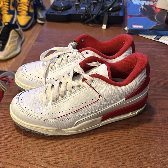 Air Jordanian 2/3 - Picture 2 of 2